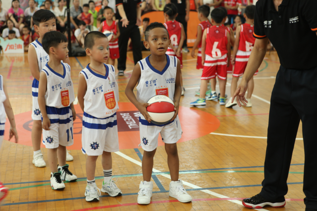 篮球双手运球动作要领_幼儿篮球双手运球规则图片_幼儿园篮球双手运球教案
