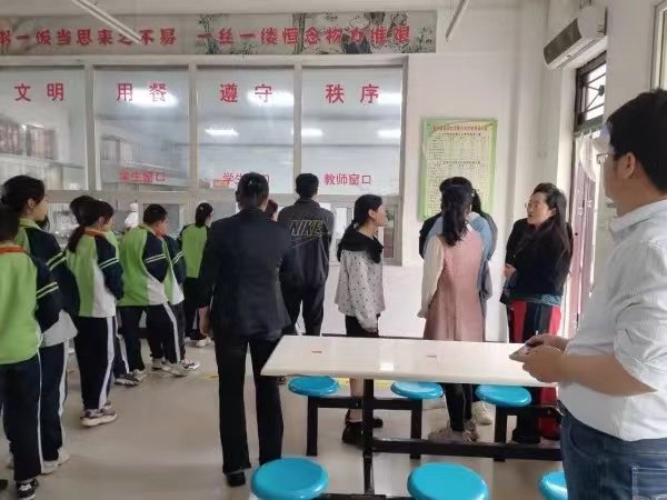 家长代表参观学生餐厅